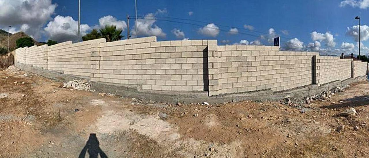 Muro construido recientemente en la finca privada que se atravesaba hasta ahora para acceder al sendero de la Cruz de la Muela.