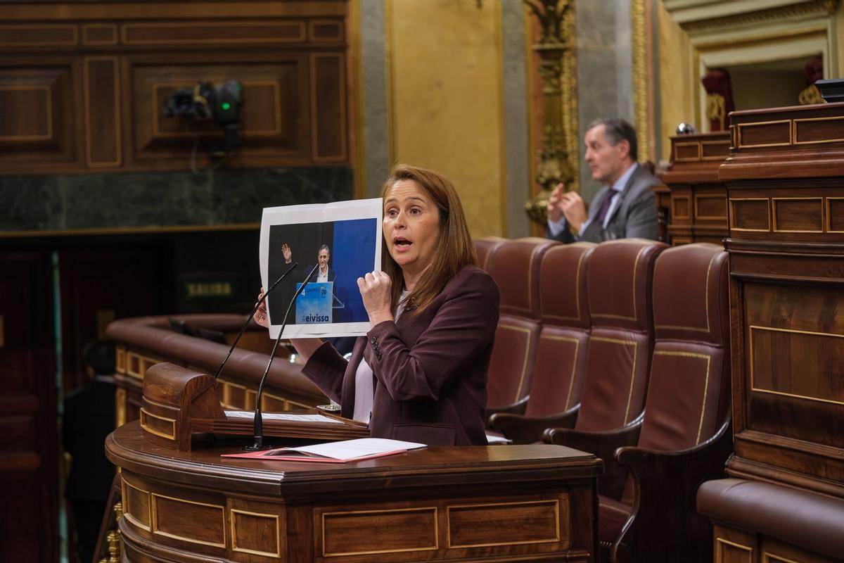 Mirella Hernández muestra una fotografía del PP usando el topónimo Eivissa