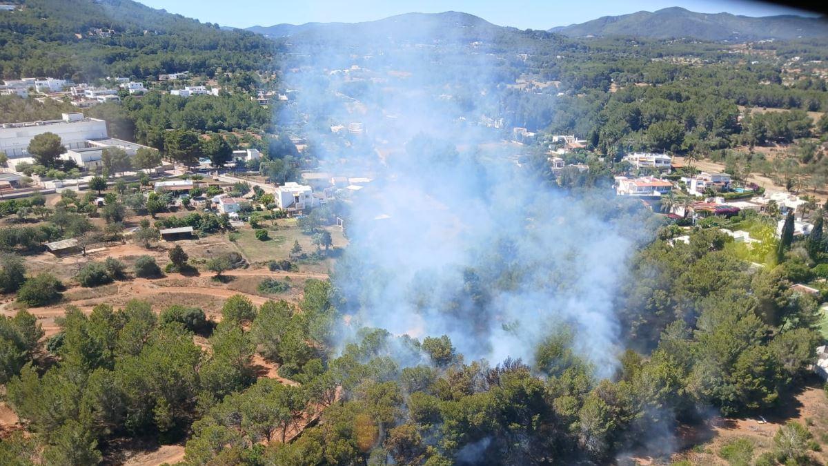 Incendio cerca del campo de fútbol de Santa Eulària.