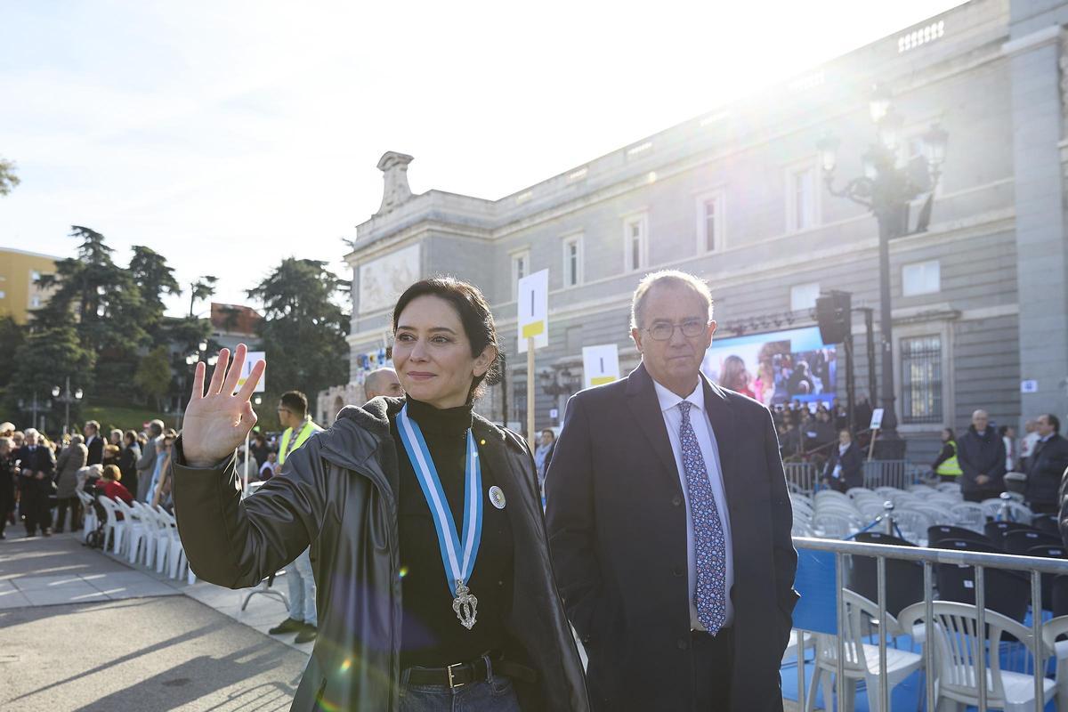 La presidenta de la Comunidad de Madrid, Isabel Díaz Ayuso, antes de la Misa Mayor de la Virgen de la Almudena, en la plaza de la Almudena, a 9 de noviembre de 2025, en Madrid (España).