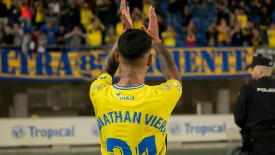 Jonathan Viera saluda al sector de Naciente tras jugar el último partido de su tercer ciclo ante el Rayo.