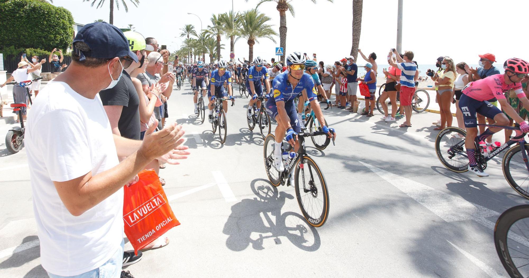 Así se ha vivido el arranque de la octava etapa de la Vuelta en Santa Pola