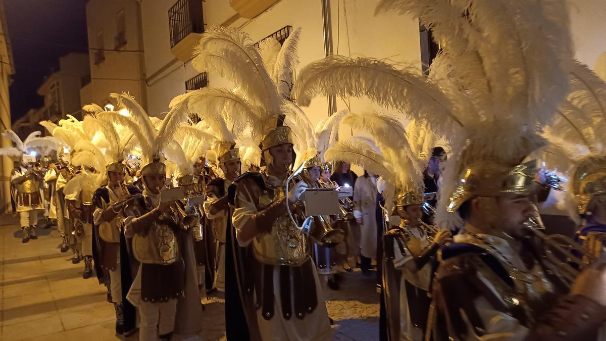 La Centuria Romana haciendo el desfile por las calles aledañas a la parroquia del Soterraño, en Aguilar.