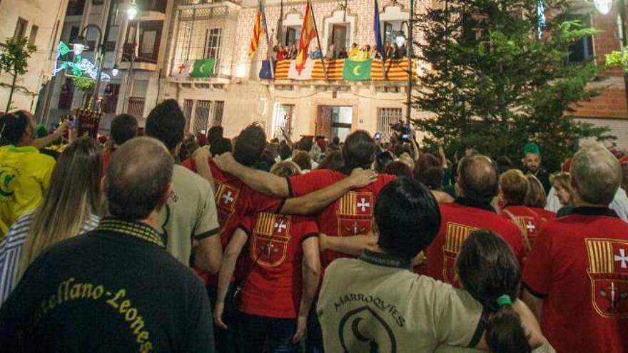 El balcón del Ayuntamiento fue el protagonista en la jornada de inicio de las fiestas, donde representantes festeros y de la Corporación asistieron al pregón.