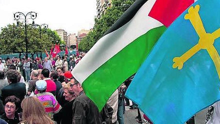 Una manifestación de Begoña  a la plaza Mayor  para condenar la agresión de Israel