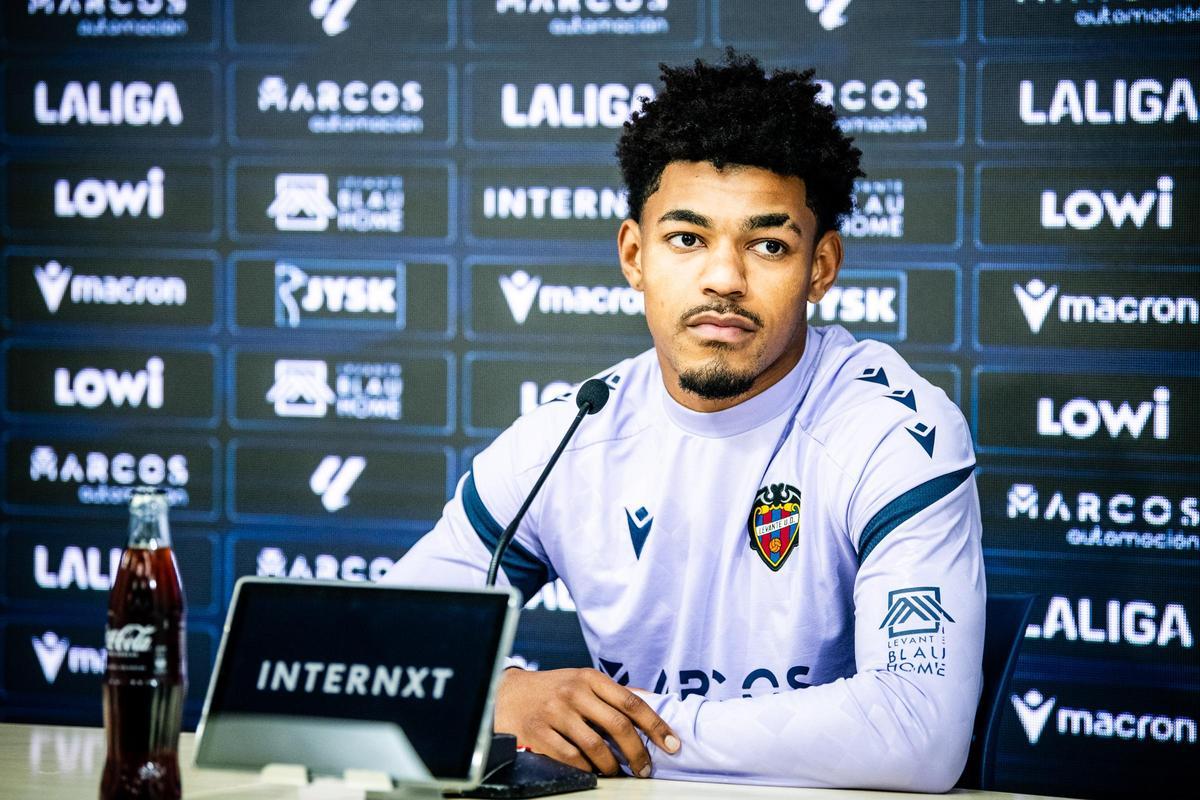 Kareem Tunde en rueda de prensa