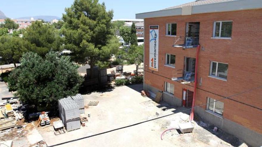 Imagen del edificio del IES Pere Maria Orts i Bosch de Benidorm cuyas obras continúan paradas desde marzo.