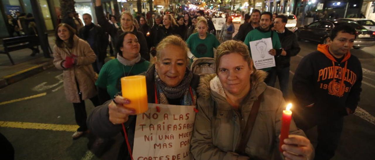 ¿A cuántas familias paga el Ayuntamiento de Alicante el recibo de la luz?