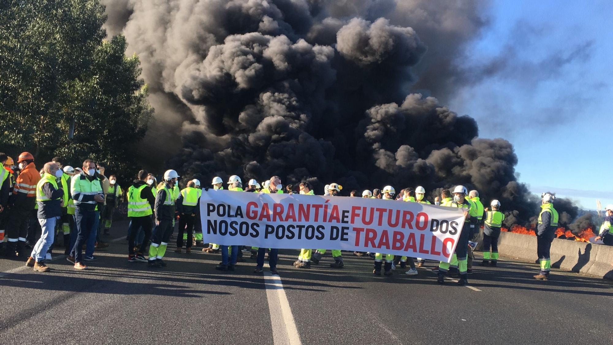 Movilización de los trabajadores de Ence: cortan la autovía de Marín con neumáticos ardiendo