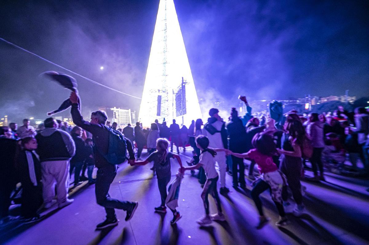 El superárbol de Navidad de Badalona. Badalona ha encendido ya las más de 82.000 luces píxel que componen su tan mediático ‘superárbol’ de Navidad.