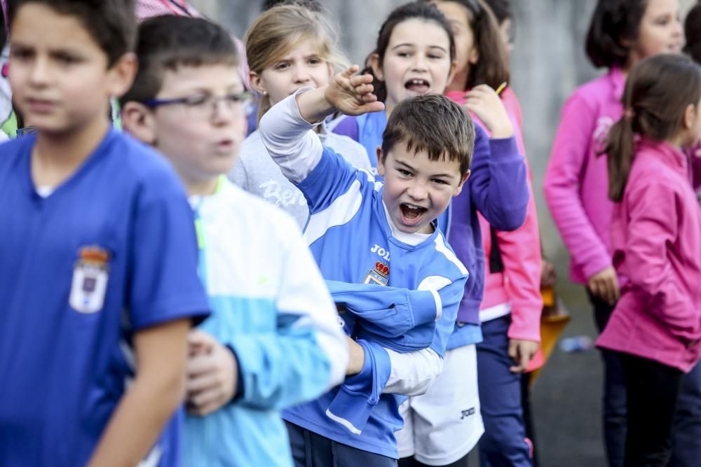 Visita de los jugadores del Real Oviedo, Toché y Héctor, al Colegio Buenavista I