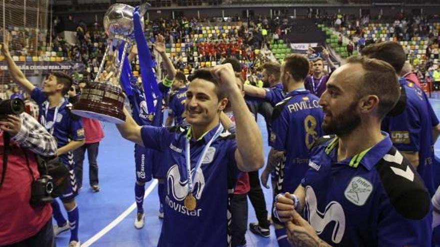 Los jugadores del Inter Movistar levantan ayer en Ciudad Real el trofeo de campeón de la Copa de España de fútbol sala.