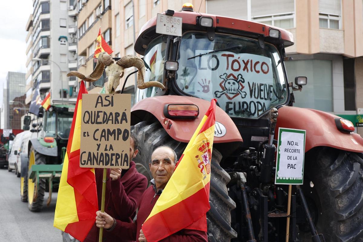 La tractorada bloquea el centro de Alicante: el campo asalta la capital