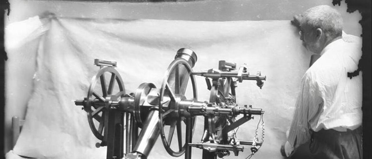 Ignacio Tarazona, montando en 1914 en el observatorio de la UV el circulo meridiano que adquirió en París.
