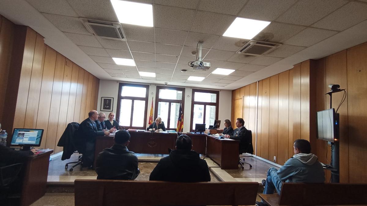 Los tres hombres condenados, ayer en el juicio.