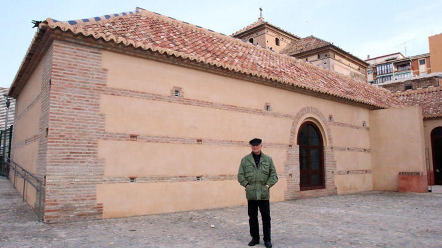 Esteban Alcántara, hace unos días delante del antiguo refectorio de los carmelitas, recién restaurado, como parte del convento.