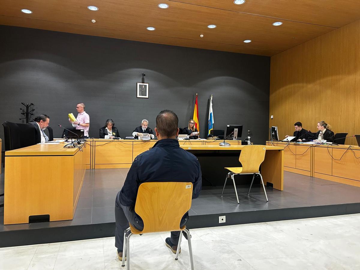 El acusado de violar a su empleada del hogar, Pablo L. A., durante el juicio celebrado este martes en la Audiencia Provincial de Las Palmas.