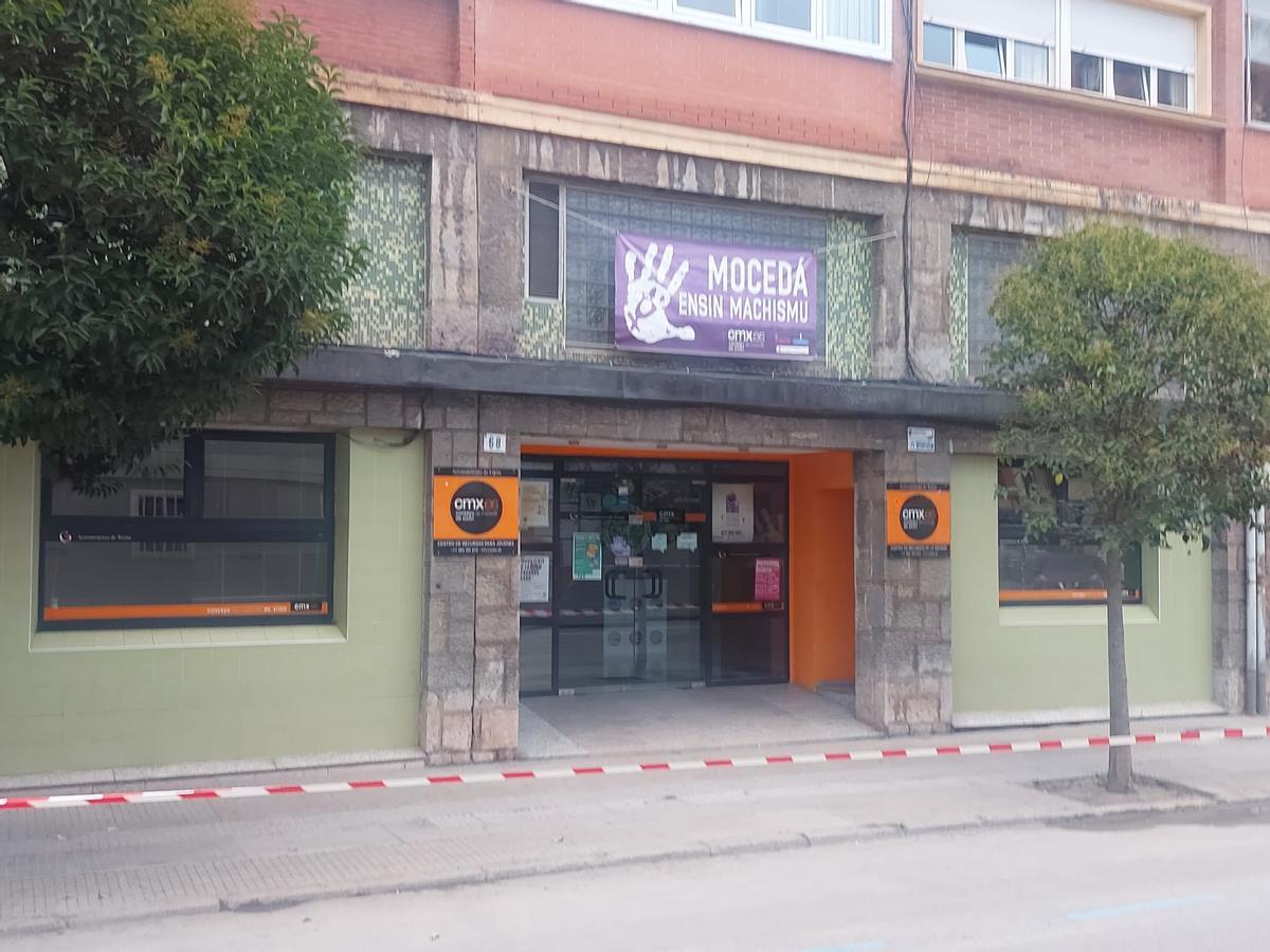 Entrada del Conseyu.