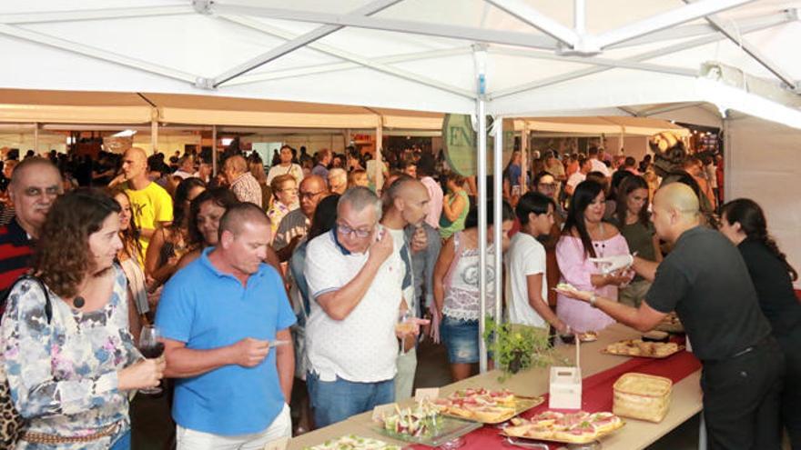 Los mejores vinos de la isla aseguran el éxito de la Noche de Vinos en Mogán