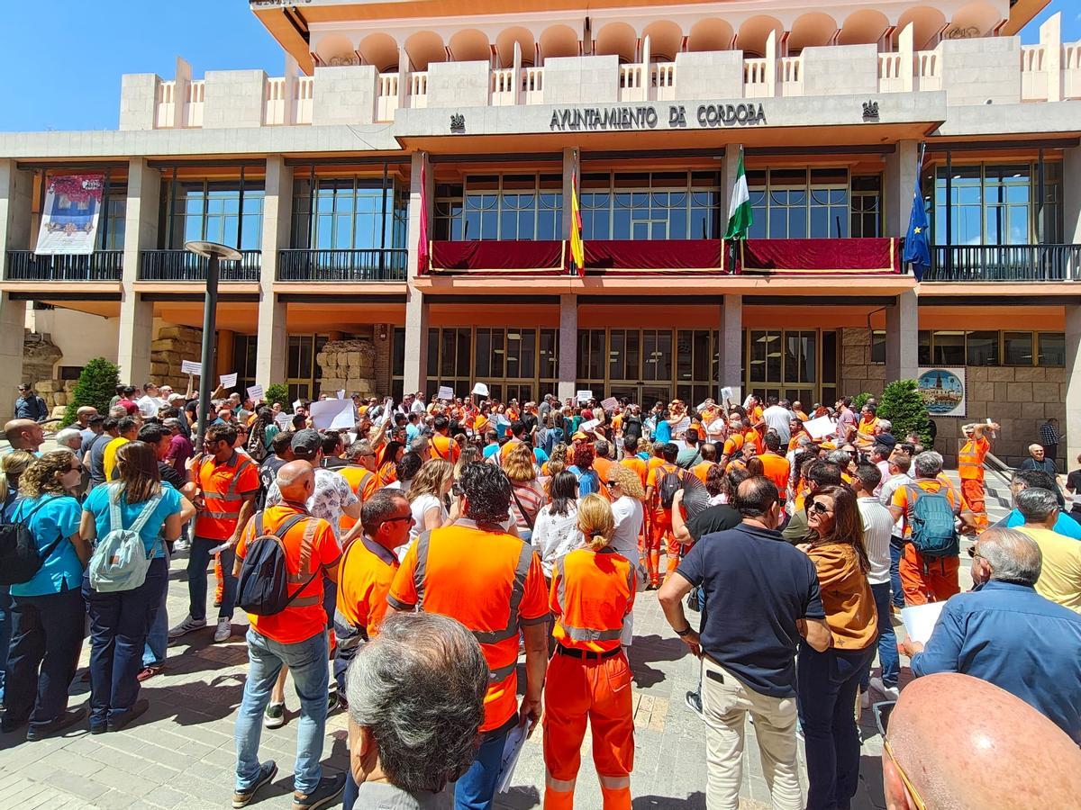 Los trabajadores de Sadeco se concentraron luego a las puertas del Consistorio.