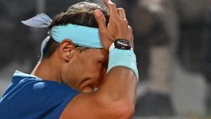 Nadal se lamente durante su partido en Roma