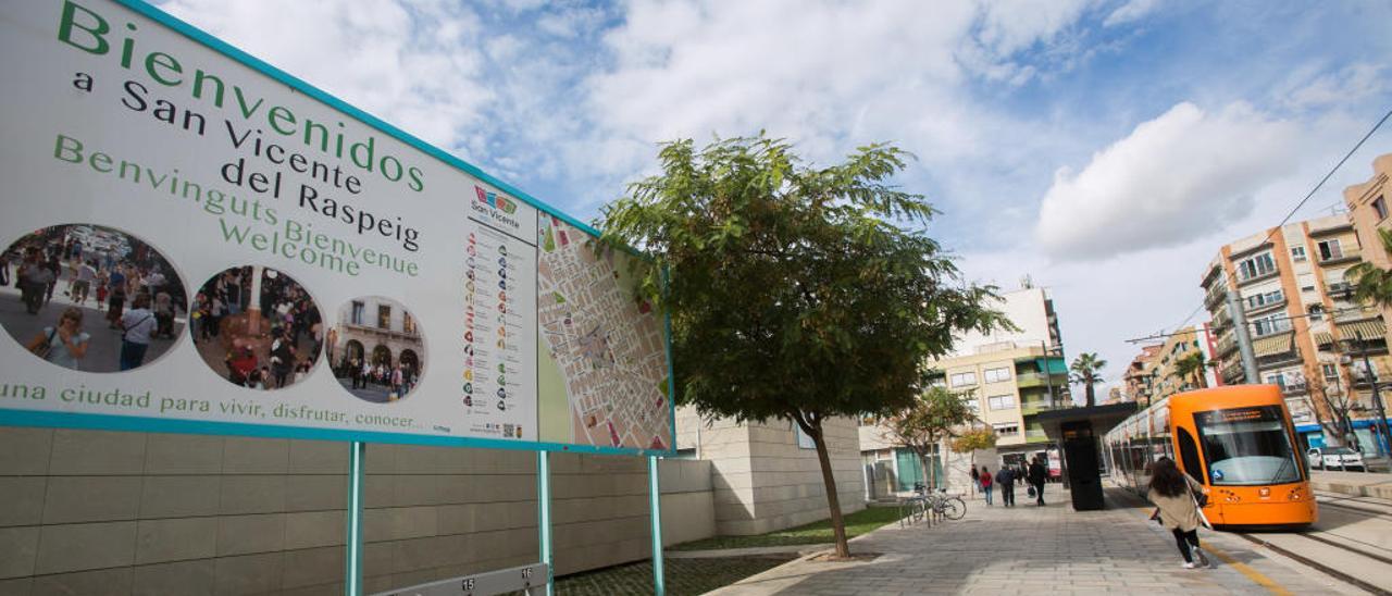 Entrada sur a San Vicente del Raspeig, con el centro de salud y la parada final de la L2 del Tram en primer término.