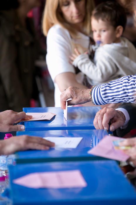 Jornada electoral en el Mercado central de Alicante.