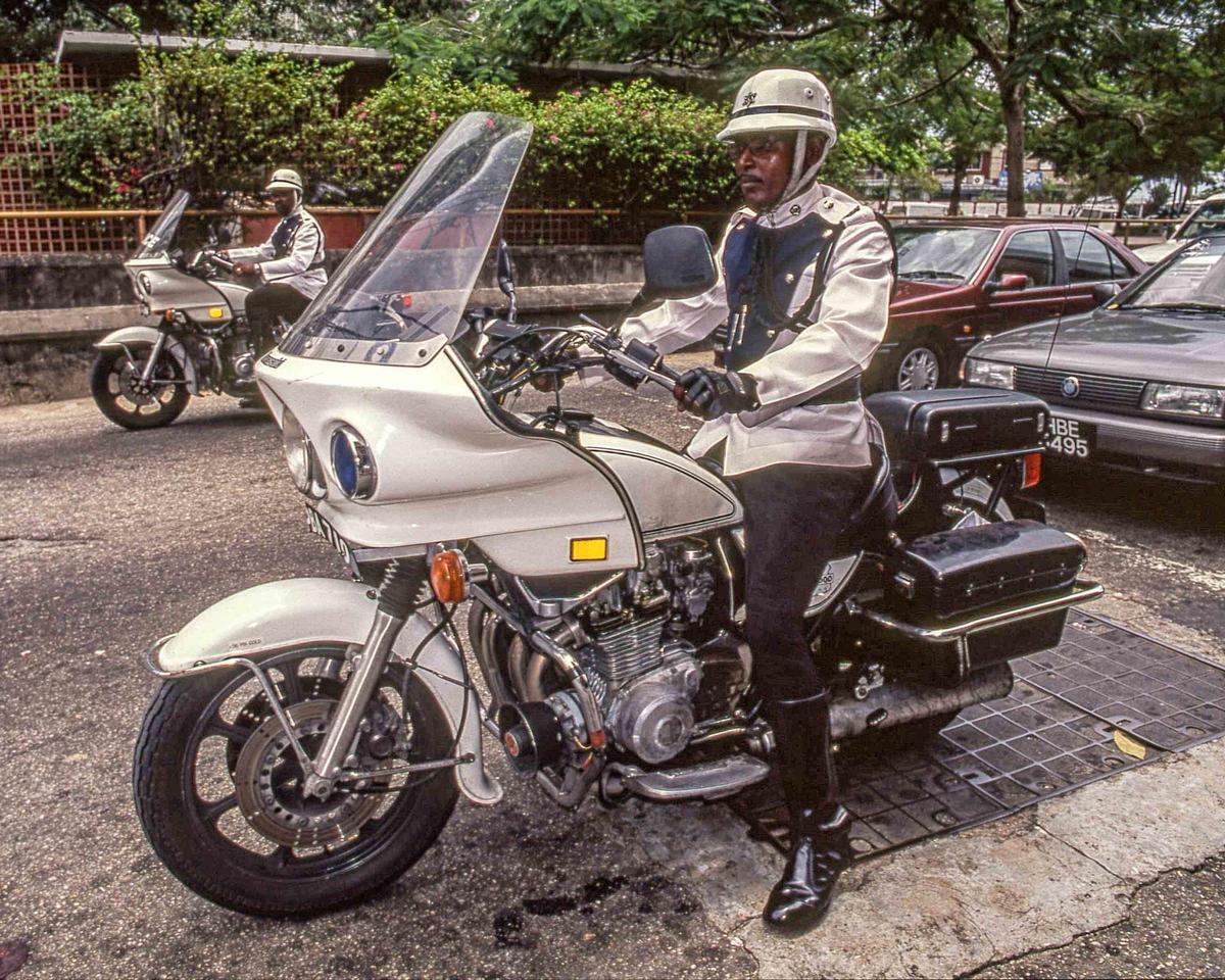 Un agente de Policía en Trinidad y Tobago.