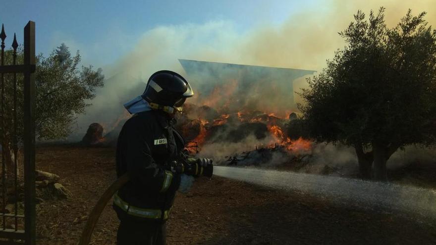 Un bombero trabaja en el incendio de paja de Aguaderas.