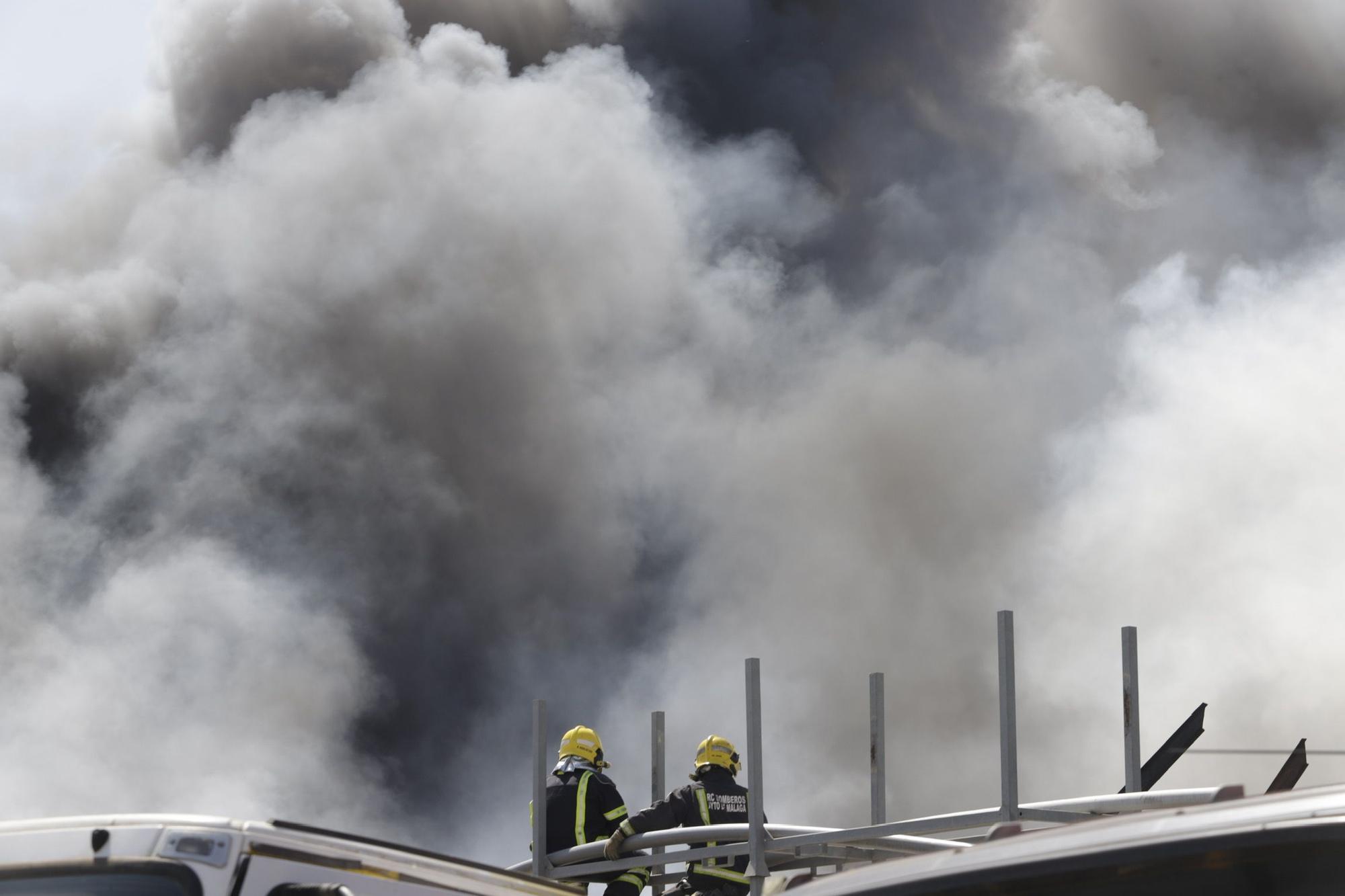 Imágenes del incendio de un desguace en Los Asperones