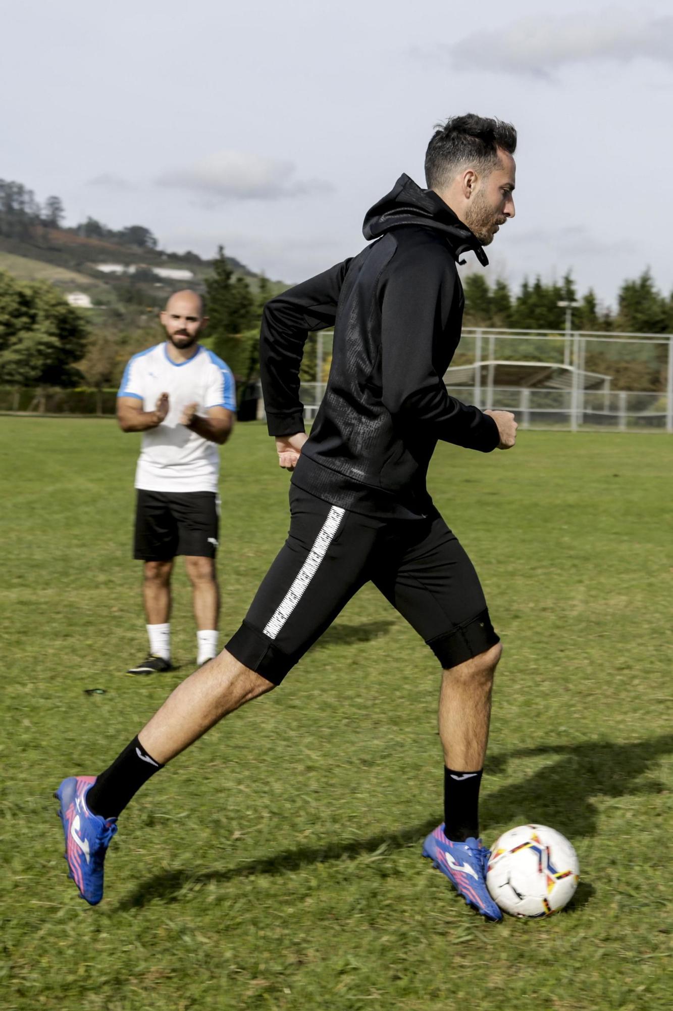 Álex Menéndez entrenándose en La Morgal junto a Rubén Fernández.