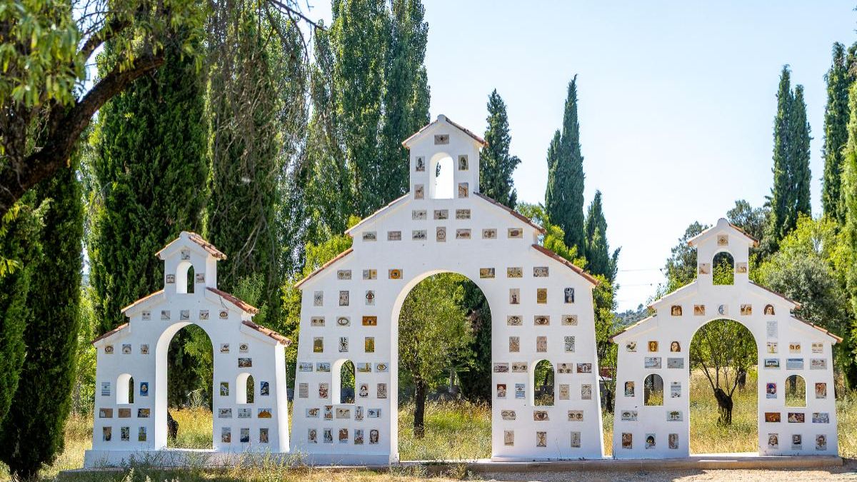 El Monumento a los Ojos, en Ambite, fue construido en 1969 y, desde entonces, acapara las miradas de todo aquel que pasa por delante.