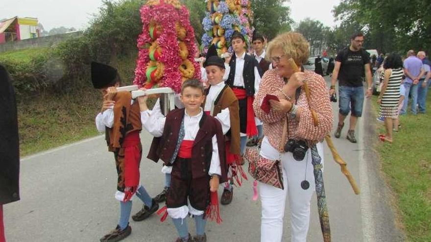 Juan Fominaya, en el centro, con uno de los ramos, junto a su abuela.