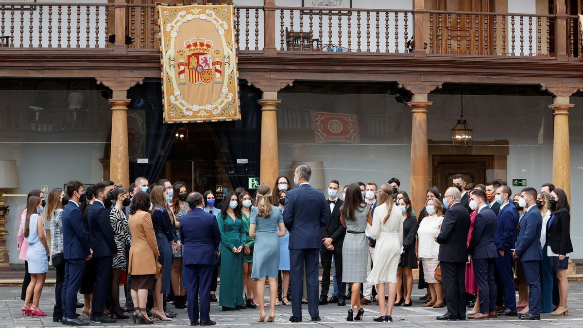 Los Reyes animan a los estudiantes asturianos a viajar y ponen de ejemplo la estancia de Leonor en Gales