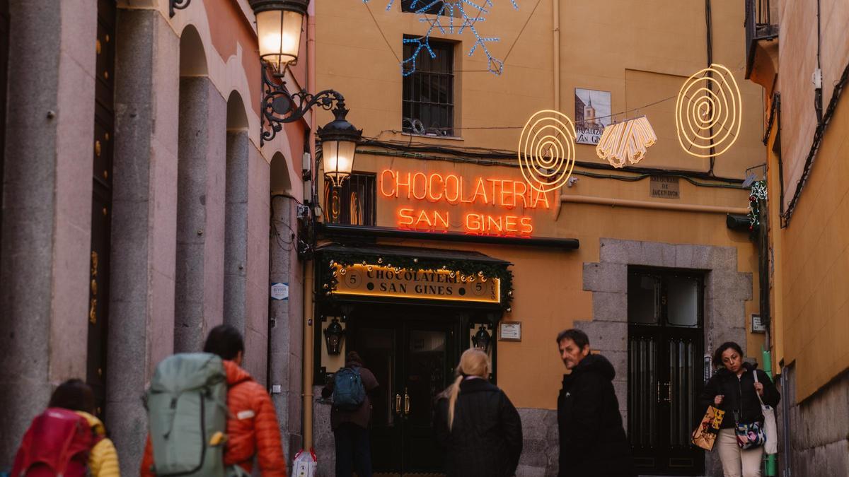 Vista de la mítica chocolatería San Ginés, la primera que se abrió en el Pasadizo San Ginés de Madrid.