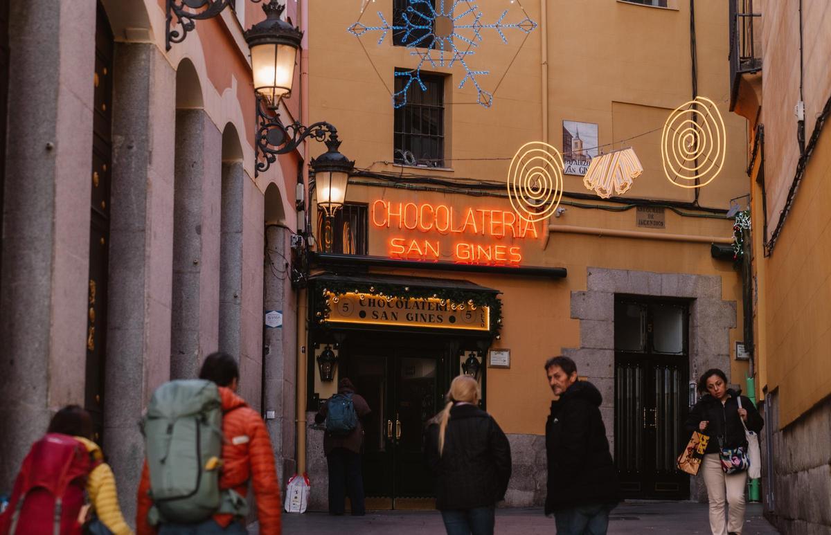Vista de la mítica chocolatería San Ginés, la primera que se abrió en el Pasadizo San Ginés de Madrid.