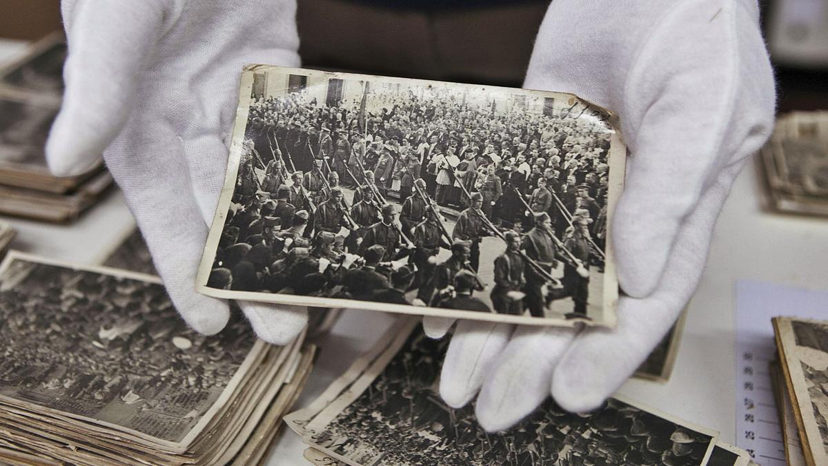 El desfile militar del entierro de Amadeo Balmes a su paso por la plaza de Santa Ana, una imagen de la colección inédita de fotos localizada en el Archivo Municipal de Arucas que reconstruye las horas previas al franquismo.