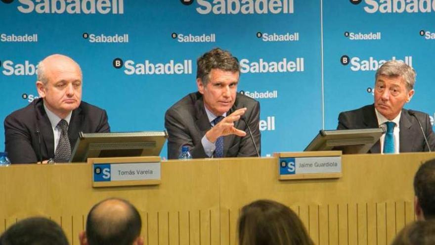 Jaime Guardiola, consejero delegado de Banco Sabadell, en el centro de la imagen. // FdV