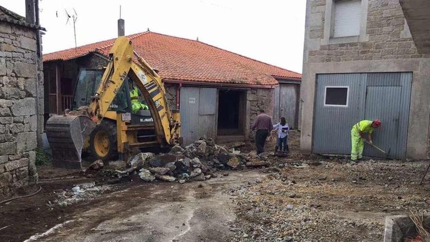 Trabajadores durante las obras de A Vila (Rodeiro), que ya están finalizadas.