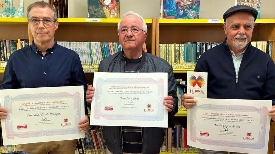Fernando Allende, Celso Díaz y Mario García, en el homenaje realizado este martes en la biblioteca del centro sociocultural Tomás y Valiente. | C. G.