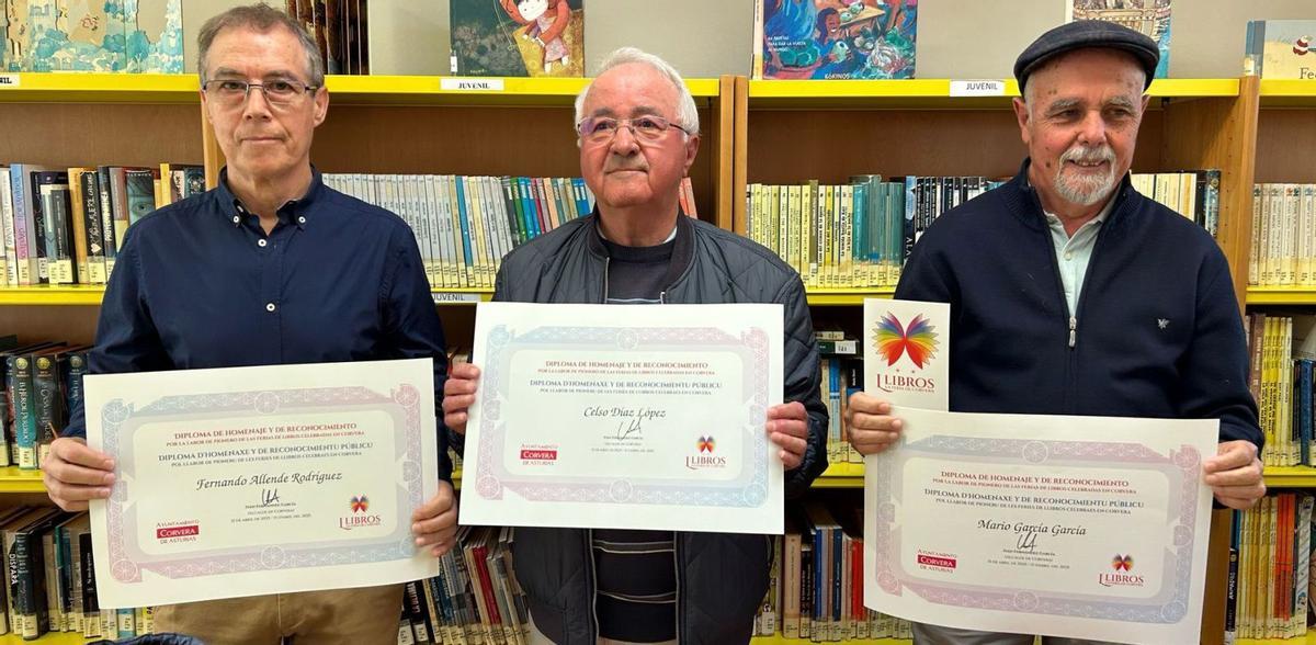 Fernando Allende, Celso Díaz y Mario García, en el homenaje realizado este martes en la biblioteca del centro sociocultural Tomás y Valiente. | C. G.