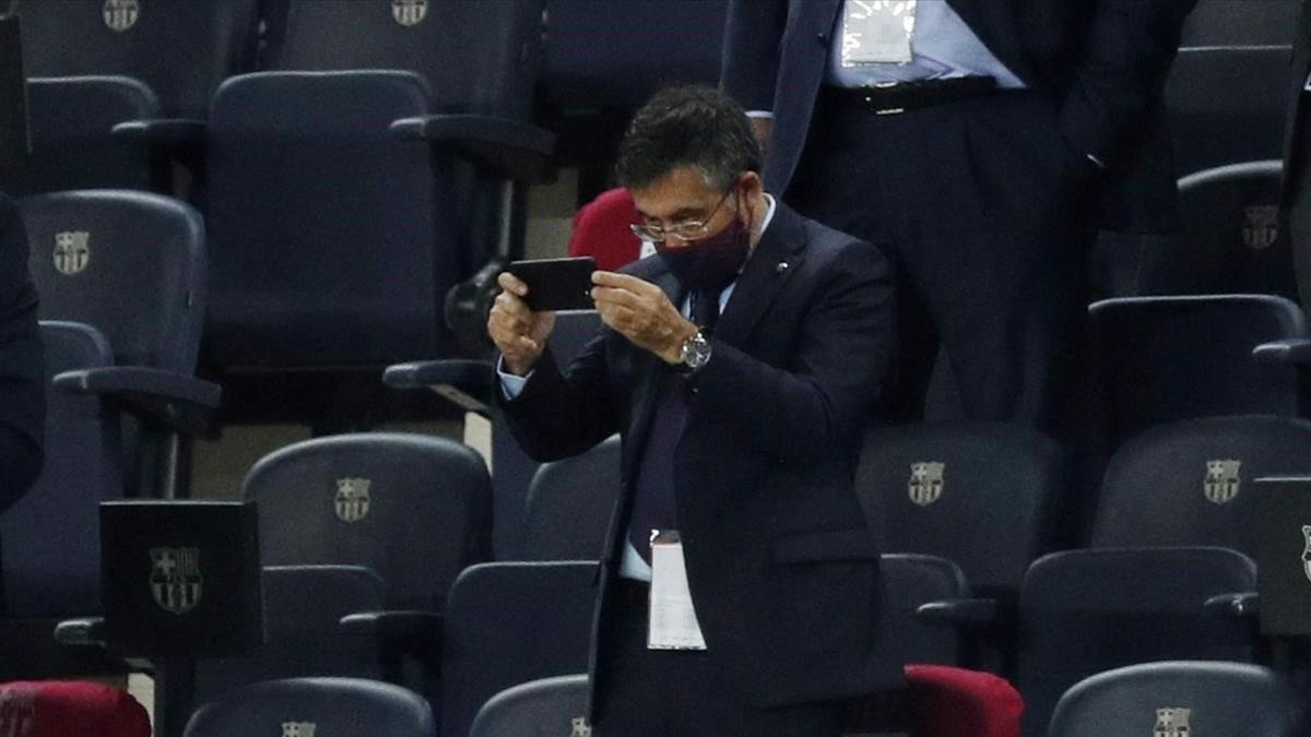 Bartomeu, en el palco del Camp Nou durante el Barça-Elche del trofeo Joan Gamper.