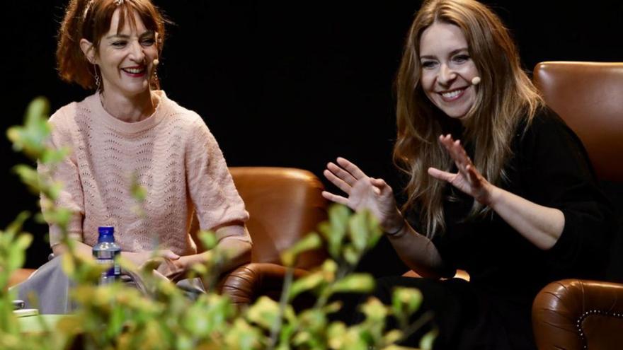 Por la izquierda, Carmen Camacho y Rocío Márquez, ayer, en el Antiguo Instituto.