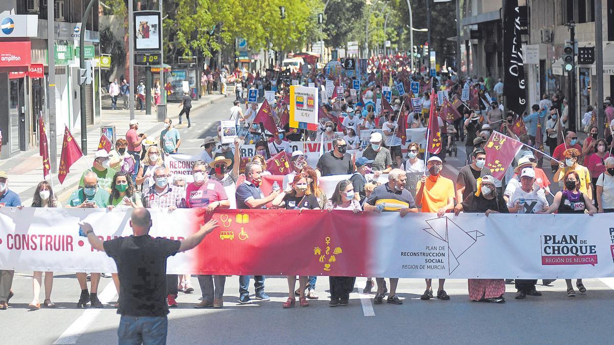 La marcha, en Gran Vía, encabezada por una versión adaptada de la bandera de la Región.