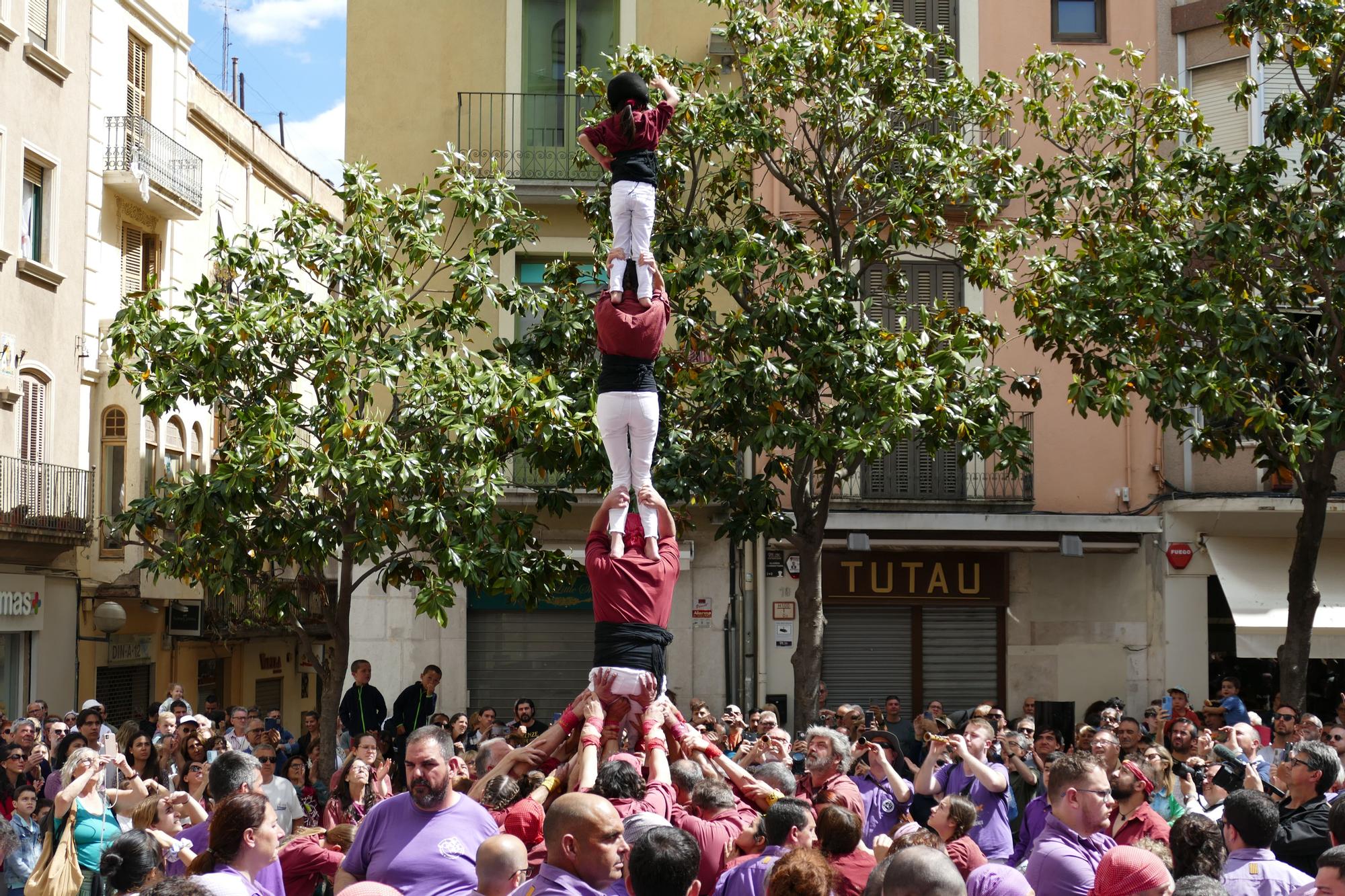 La plaça es tenyeix de colors amb la Diada Castellera de Santa Creu