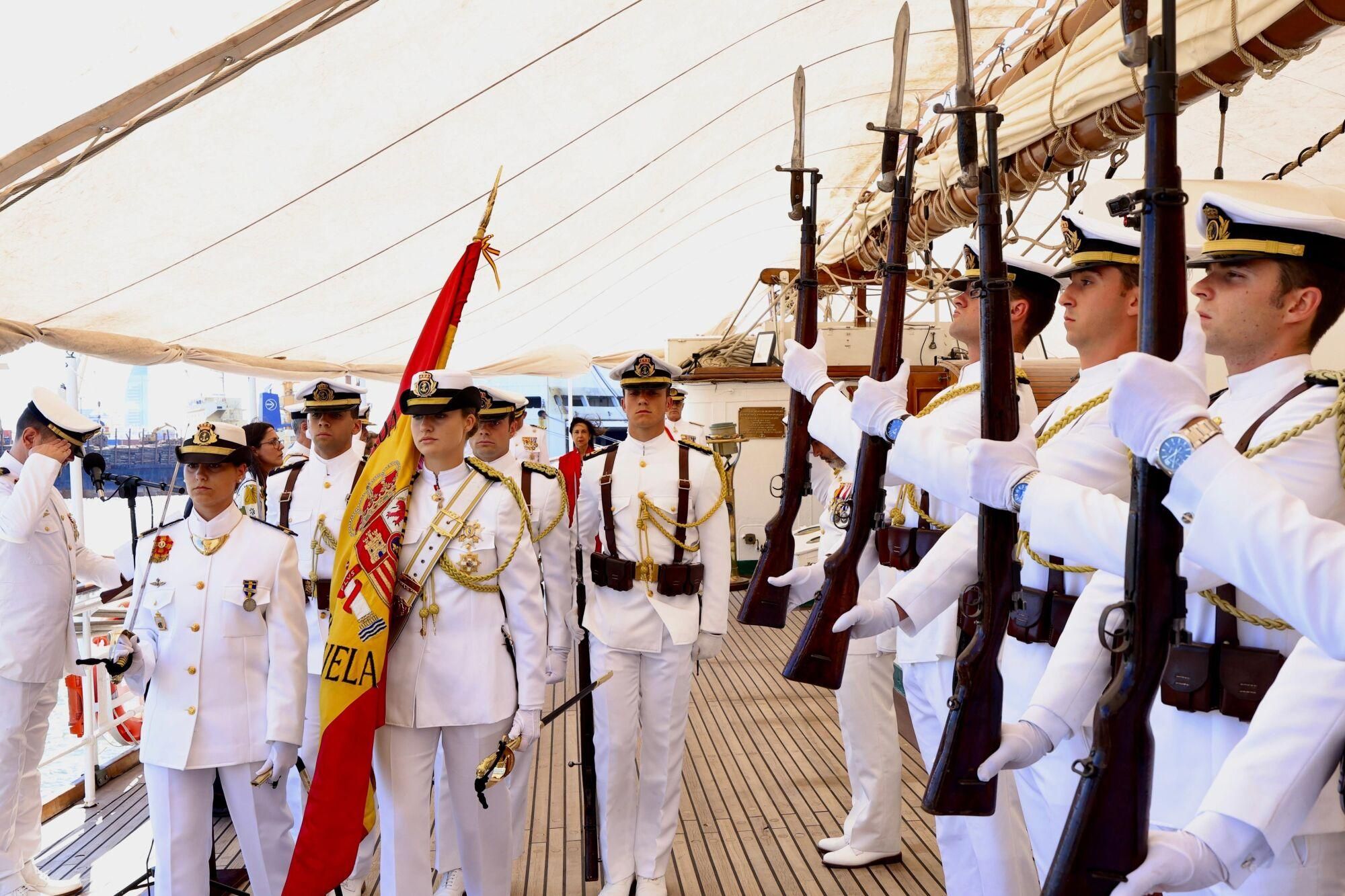 07/03/2025 La Princesa Leonor como abanderada en la jura de bandera a bordo del buque escuela 'Juan Sebastián Elcano' durante su escala en Montevideo. La heredera, tras los pasos de Felipe VI, que hizo lo propio durante la jura en Montevideo a bordo del 'Juan Sebastián Elcano' en 1987 POLITICA CASA S. M. EL REY