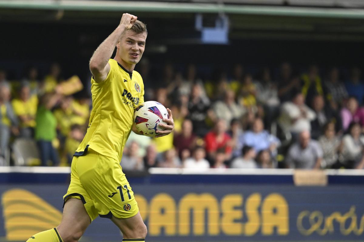 El delantero noruego del Villarreal Alexander Sorloth celebra tras marcar uno de sus cuatro goles al Real Madrid.