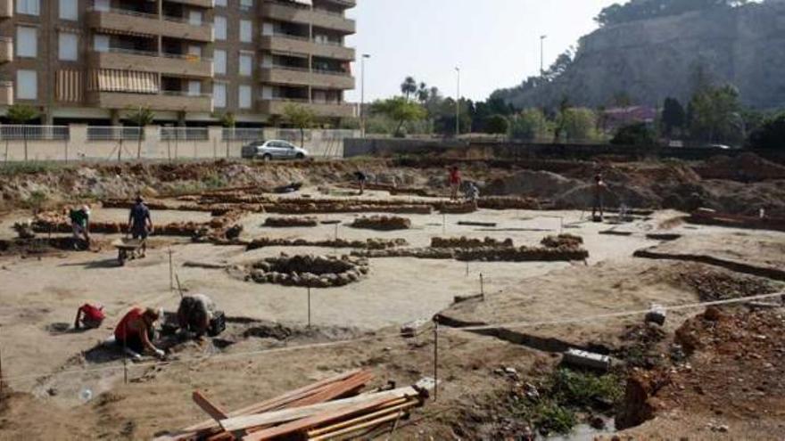 Las excavaciones, ayer, con el castillo de Dénia al fondo.