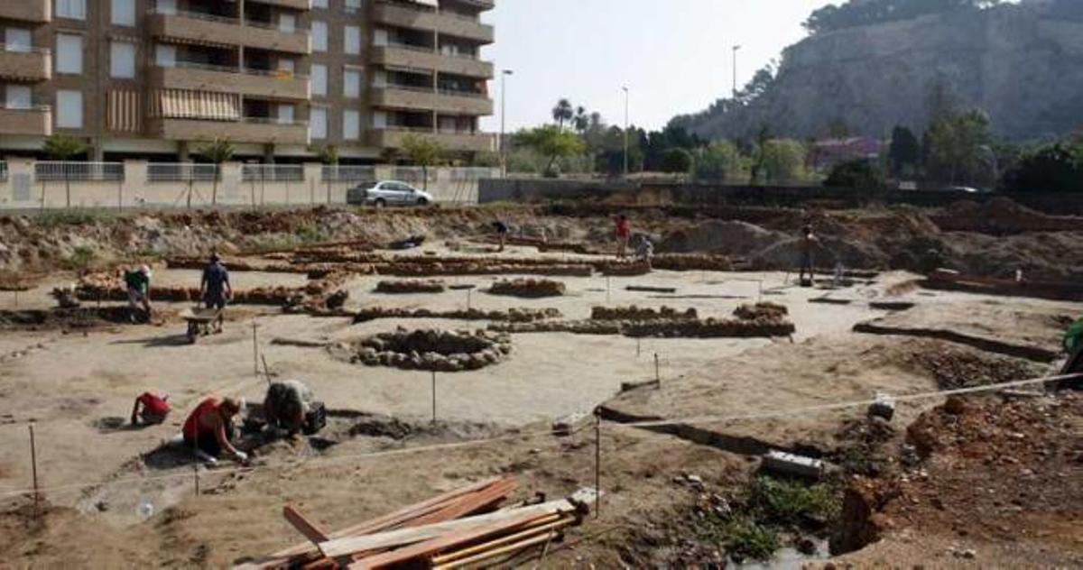 Las excavaciones, ayer, con el castillo de Dénia al fondo.