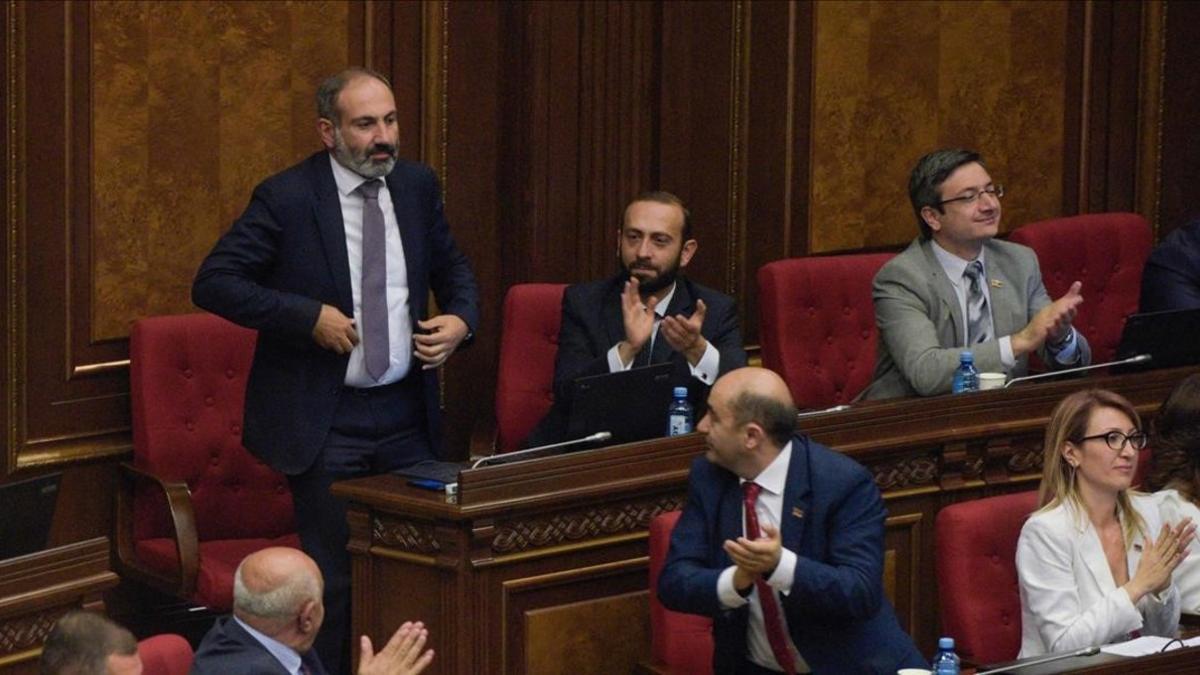 zentauroepp43229413 armenian opposition leader nikol pashinyan reacts after bein180508115834